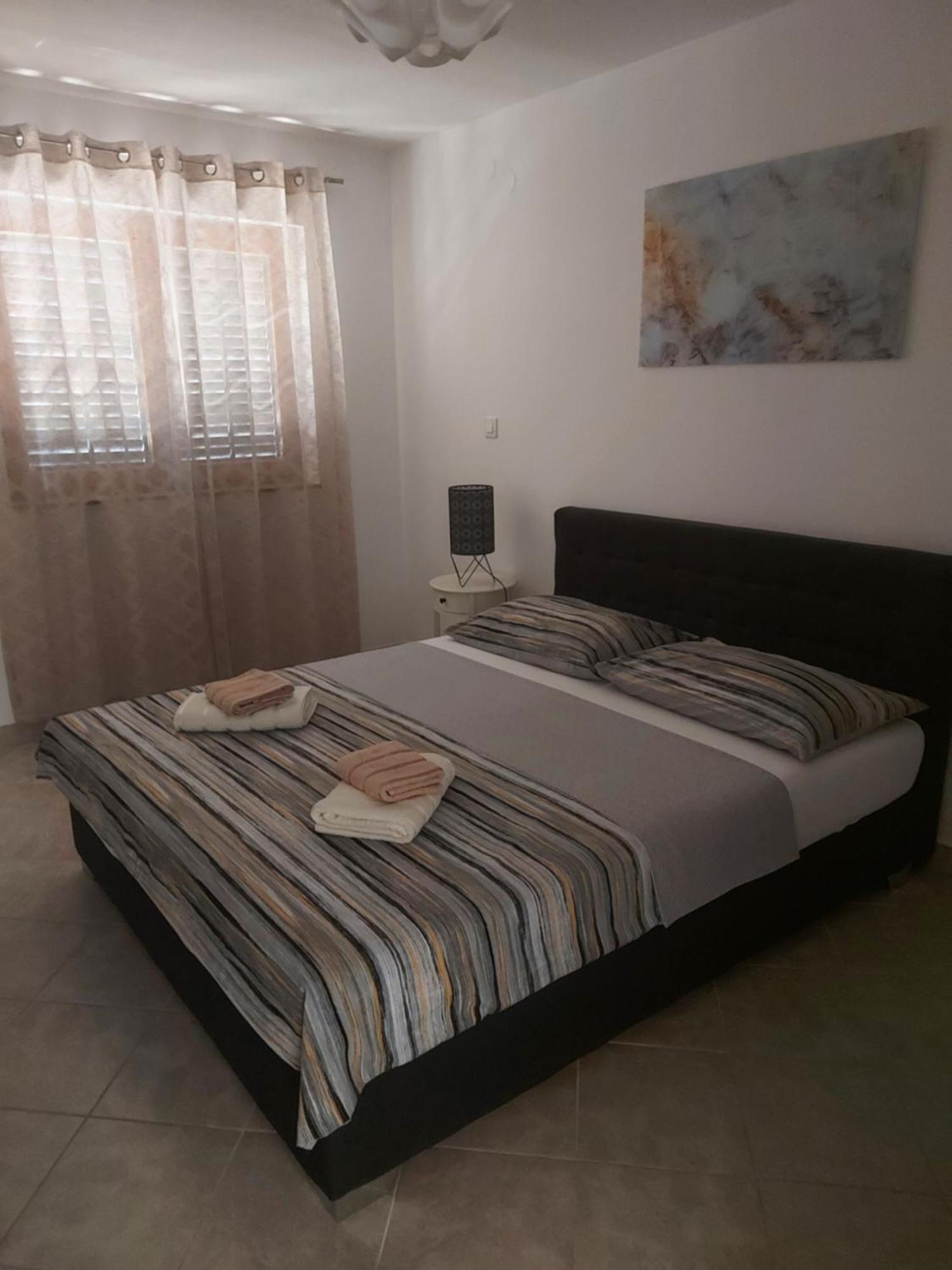 Spomax Apartman Pag Town